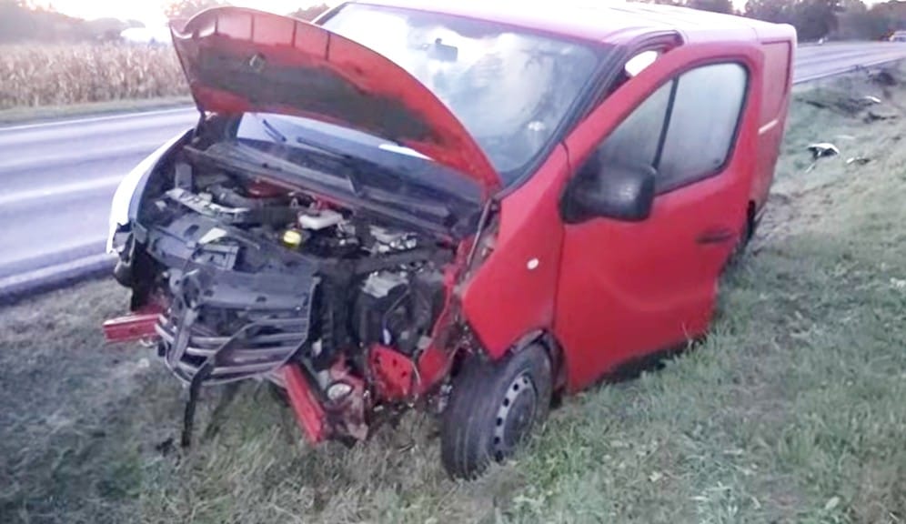 Egy Land Roverről csapódott a szemből érkező kisbusznak egy szarvasbika, négyen megsérültek Szombathelynél