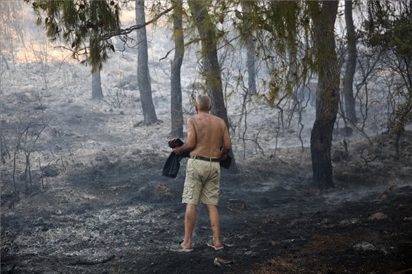Tűzvész Görögországban: már Athén környékéről is ezrével menekítik az embereket