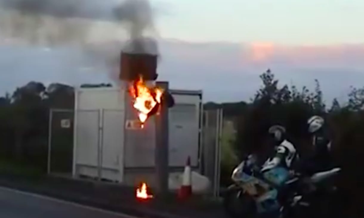 Idegesítette a traffipax, simán felgyújtotta – videó
