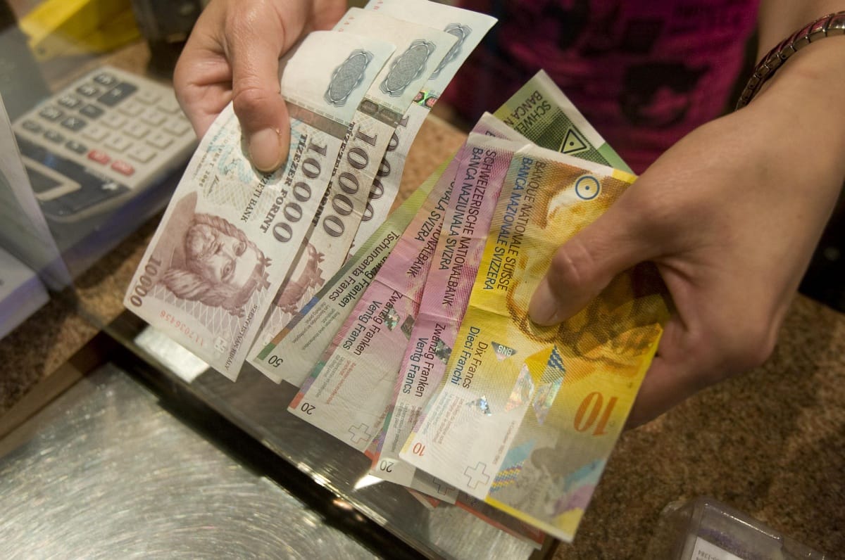 Felhívás keringőre a forint leértékelése