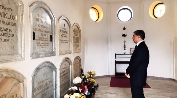 TGM: Virág a kormányzó úr sírján