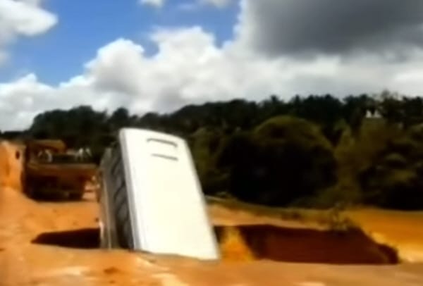 Elnyelt a föld egy buszt, majd kiköpte – videó