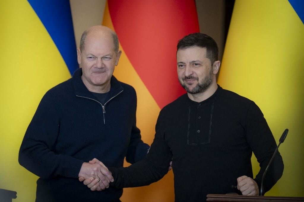 Olaf Scholz német kancellár újabb fegyverek Ukrajnába szállítását jelentette be Kijevben