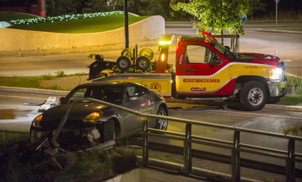 Szalagkorlátot szakított egy Nissan 350Z – fotók