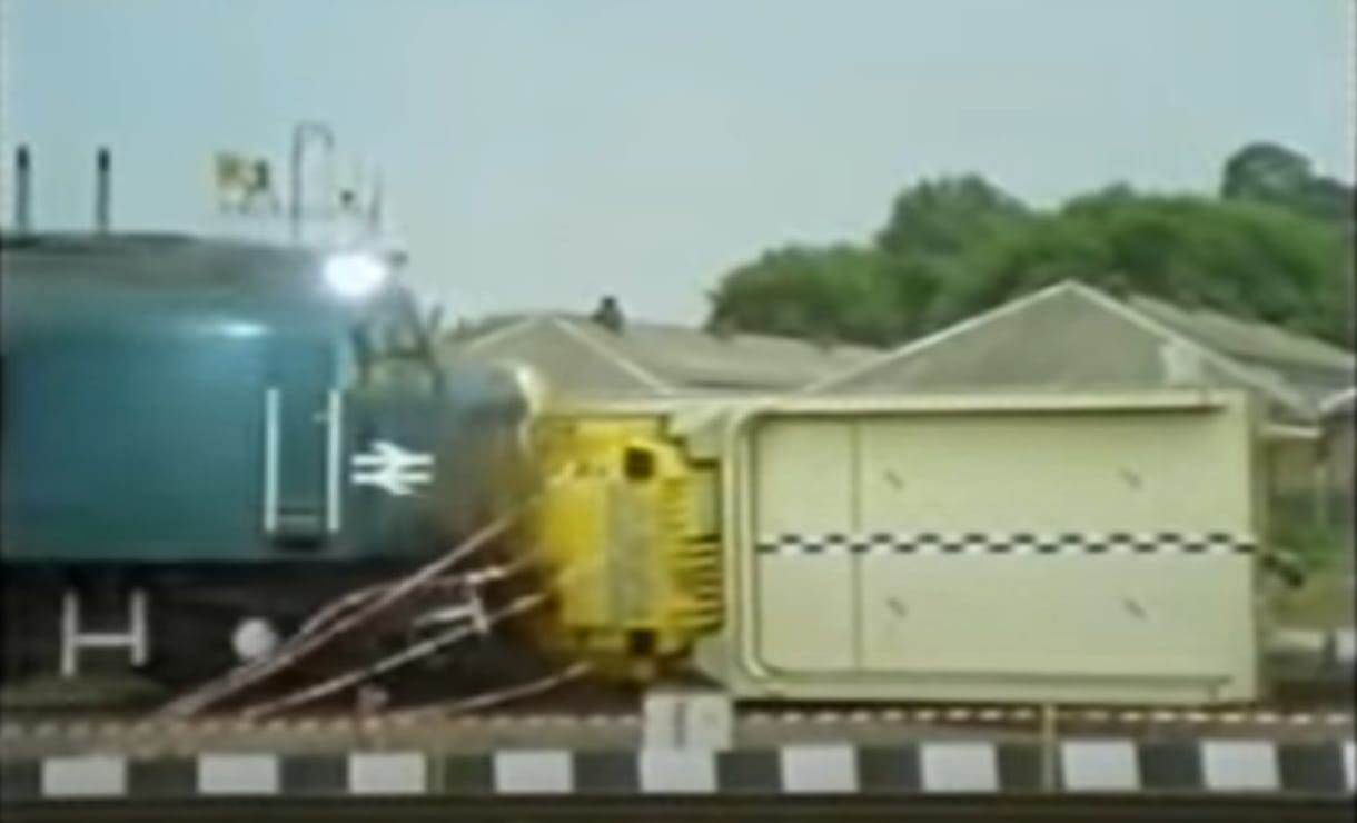 160 km/h-val csapódott egy vonat az atomhulladéknak, így mutatták meg, hogy biztonságos a tároló – videó