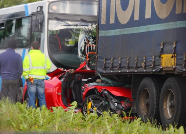 Megvette, majd 2 óra múlva rommá törte a Ferrarit – fotó