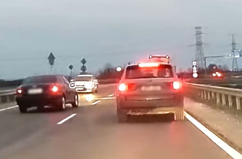 Újabb tanulságos videó, milyen pillanatokon múlhat egy-egy baleset