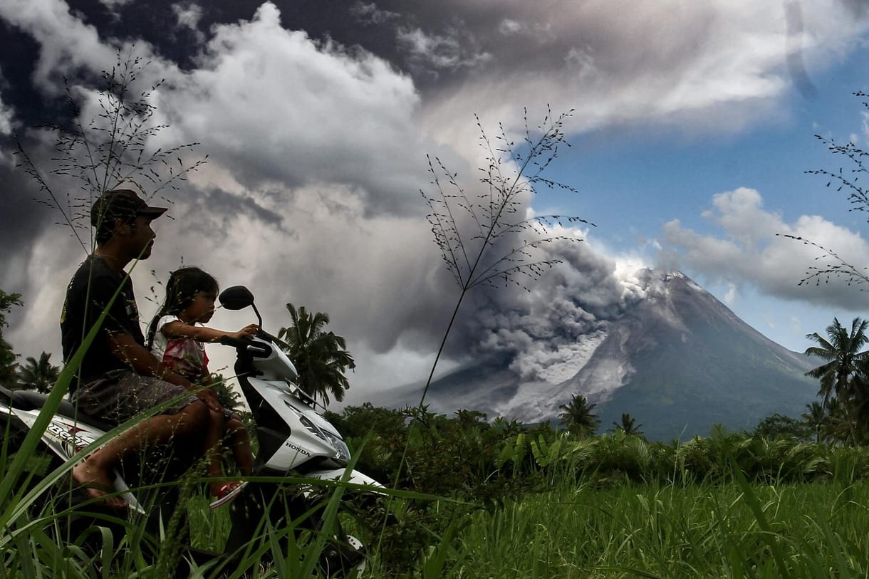 Kitört a Merapi, és hamuval szórta be a környéket – videók