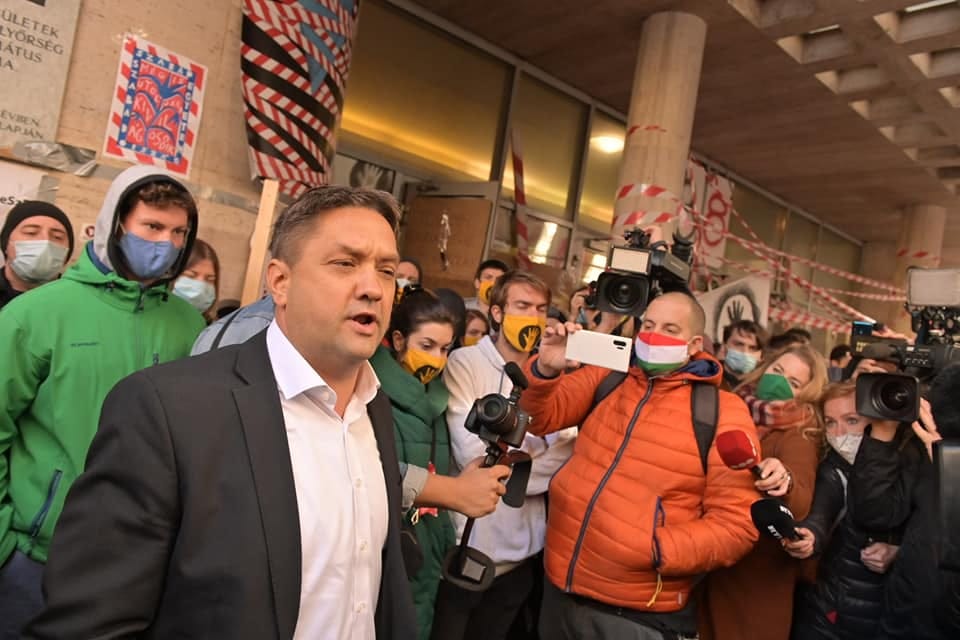 Visszavonhatja Szarka Gábor kitüntetését a józsefvárosi önkormányzat