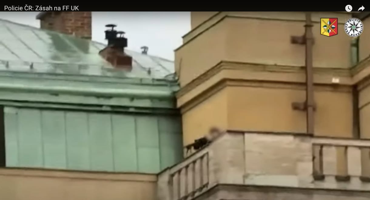 Közzétett egy videót a prágai rendőrség arról, hogyan kerítették be az egyetemi lövöldözőt