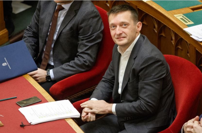 Három és fél milliárddal támogatja Rogán minisztériuma a Habony bizalmi emberét is tagjai közt tudó alapítványt