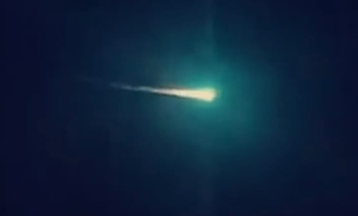 Zöldeskék meteort videóztak Ausztrália felett, bevilágította az eget