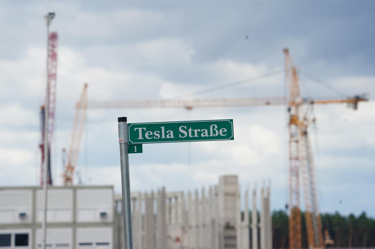 Több száz dízelgenerátor látja el árammal a Tesla berlini gyárépítését
