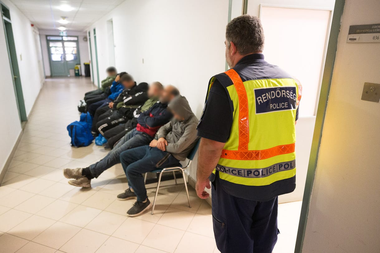 A Belügyminisztérium elárulta, miért jó, hogy kiengedték a börtönökből az elfogott külföldi embercsempészek 90 százalékát