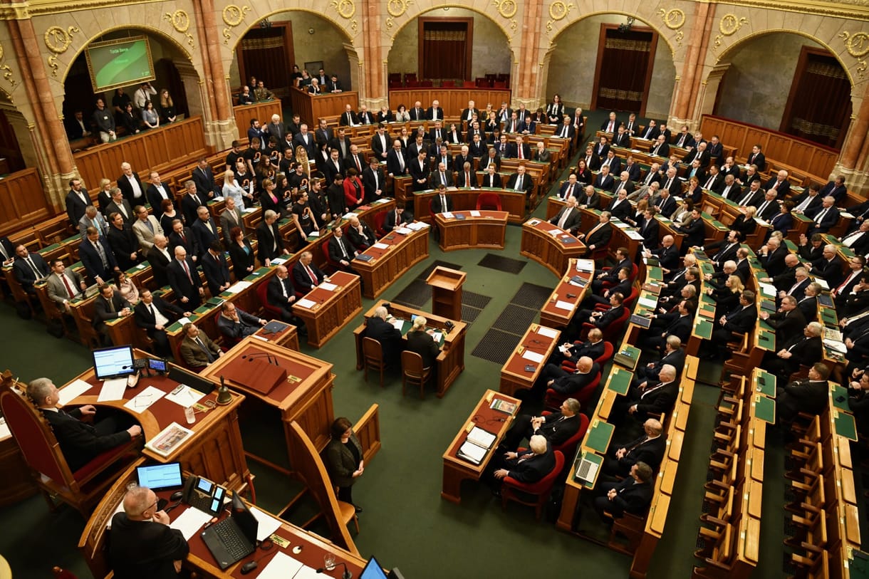 Hiába dudáltak a momentumosok, a Fidesz a Mi Hazánkkal tizenötödszörre is átírta az Alaptörvényt