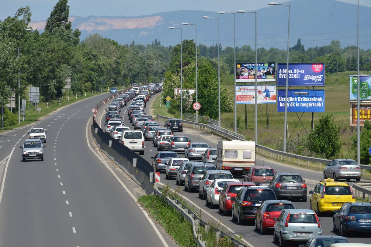 Torlódásra kell számítani az M1-es autópálya több szakaszán
