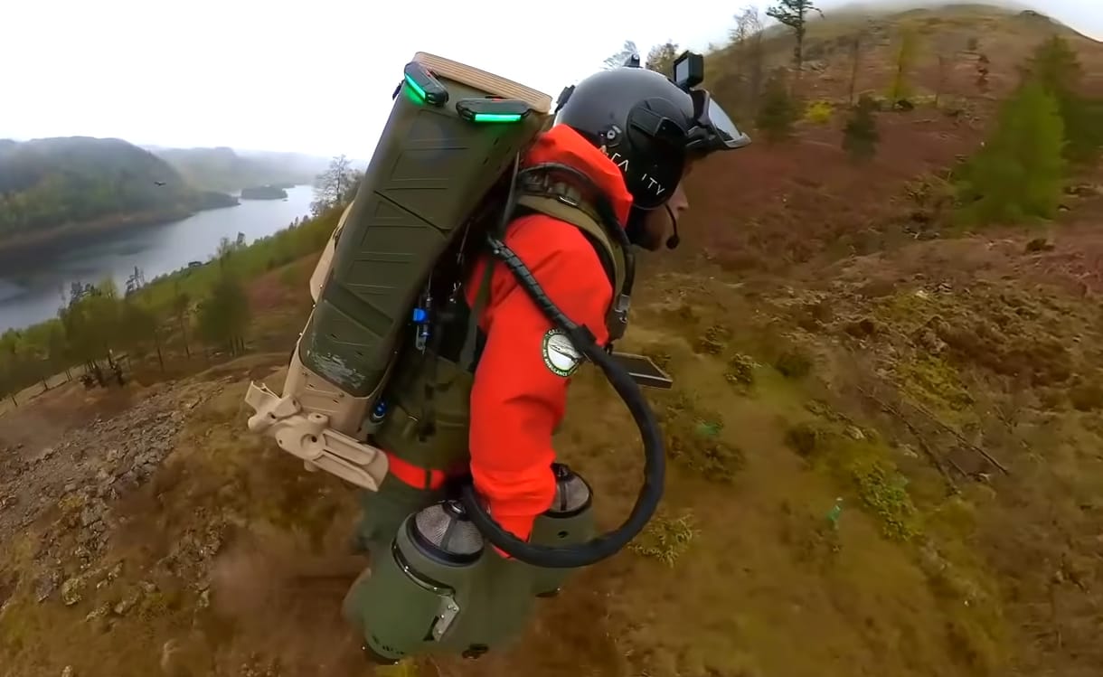 Videó: 3,5 perc alatt ért fel a hegytetőre a jetpackkel repülő mentős