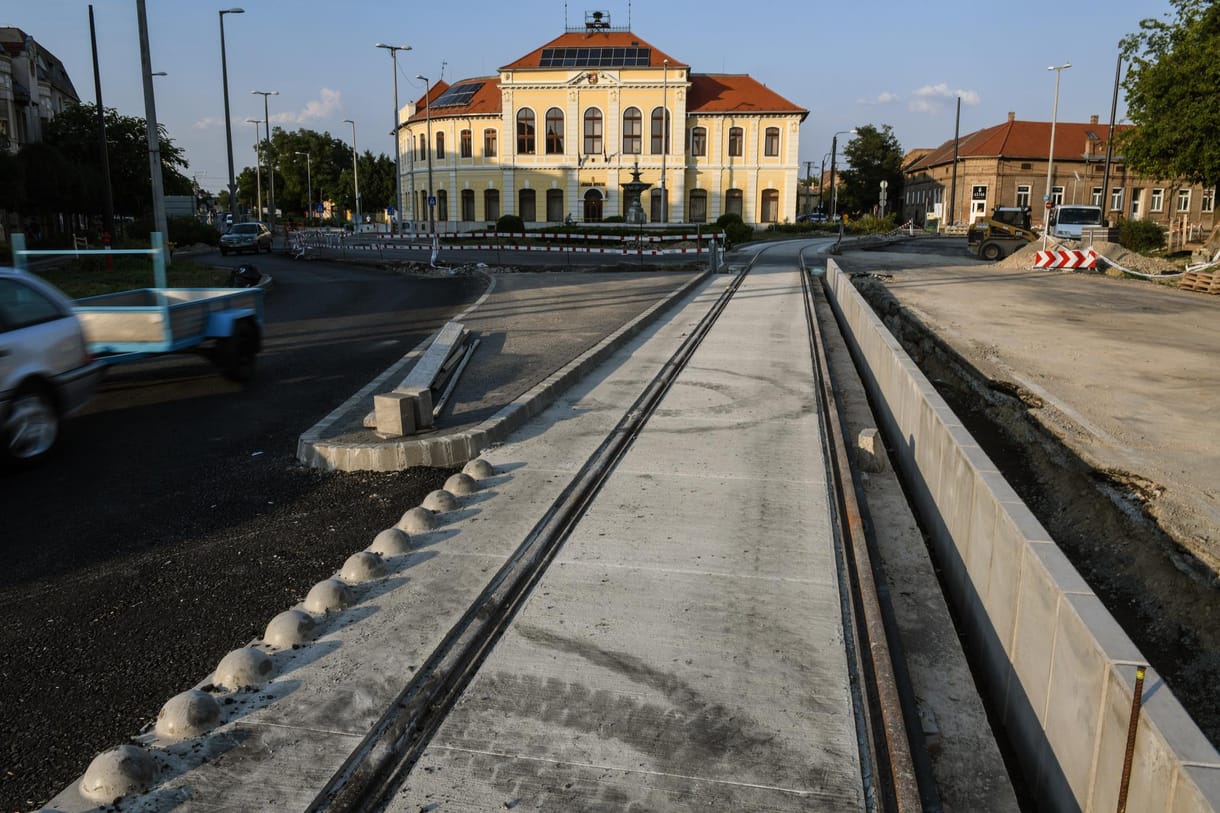 Lázár János kilobbizta, hogy újabb milliárdokat költhessenek a tram-trainre