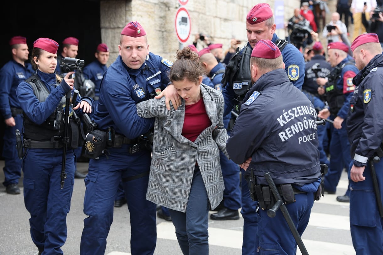 Egyenként vitték el a rendőrök a Parlamentnél tiltakozókat, majd Budán folytatódott az egymásnak feszülés – videó a Momentum tüntetéséről