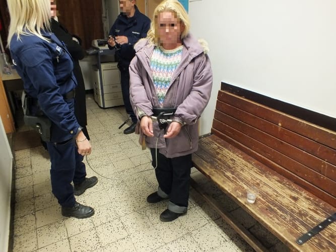 Fényes nappal rabolt ki az utcán egy idős férfit egy erőszakos nő Vácon