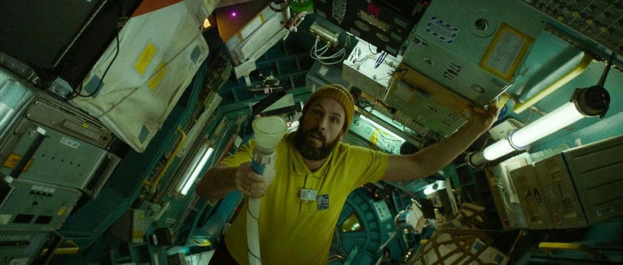 Szürreális, elgondolkodtató, csehszlovák képi világú tanmesében játszik űrhajóst Adam Sandler