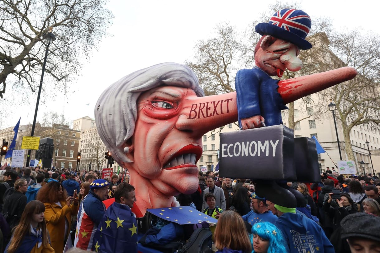 Ki mutatja meg a kiutat a Brexit-káoszból? Boris Johnson vagy Uri Geller?