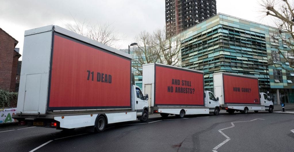 Oscar-jelölt filmből vett ötlettel tiltakoznak a londoni toronyháztűz károsultjai