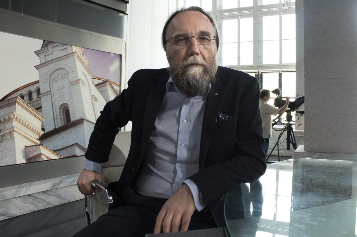 Putyin megölésére célozhatott a feltépett gyomrú Esőkirályt emlegetve a főideológusának mondott Dugin