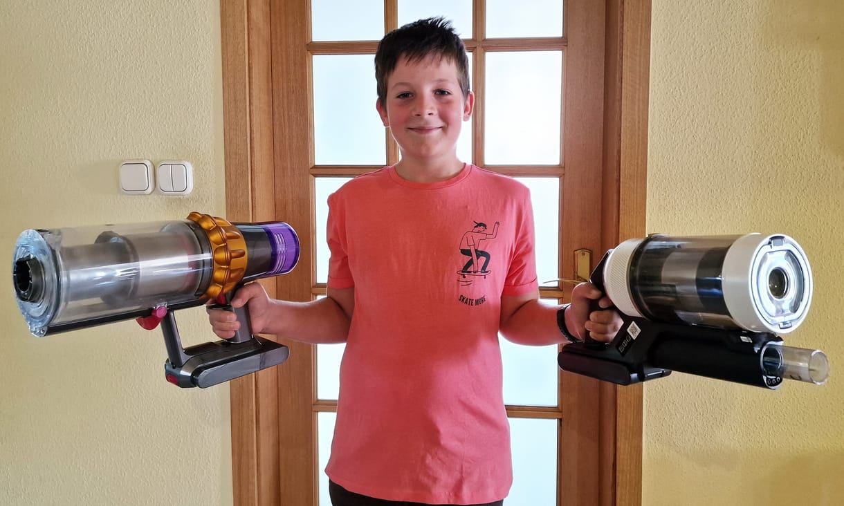 Lézerfény és porszemszámlálás: nekiindultunk a lakásnak a Dyson és a Samsung legjobb porszívóival