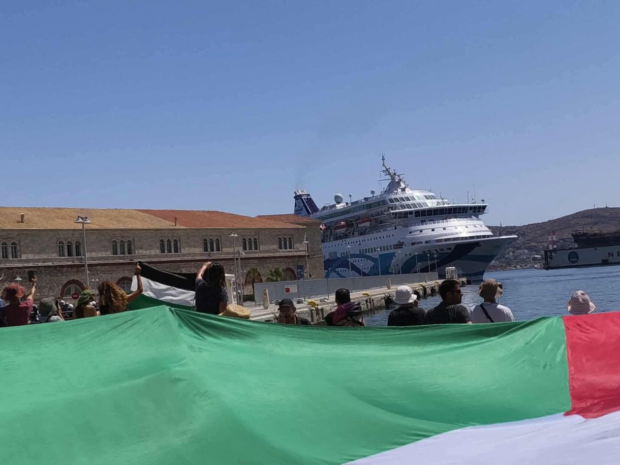 Palesztinpárti görög tüntetők tartóztattak fel egy izraeli tengerjáró hajót