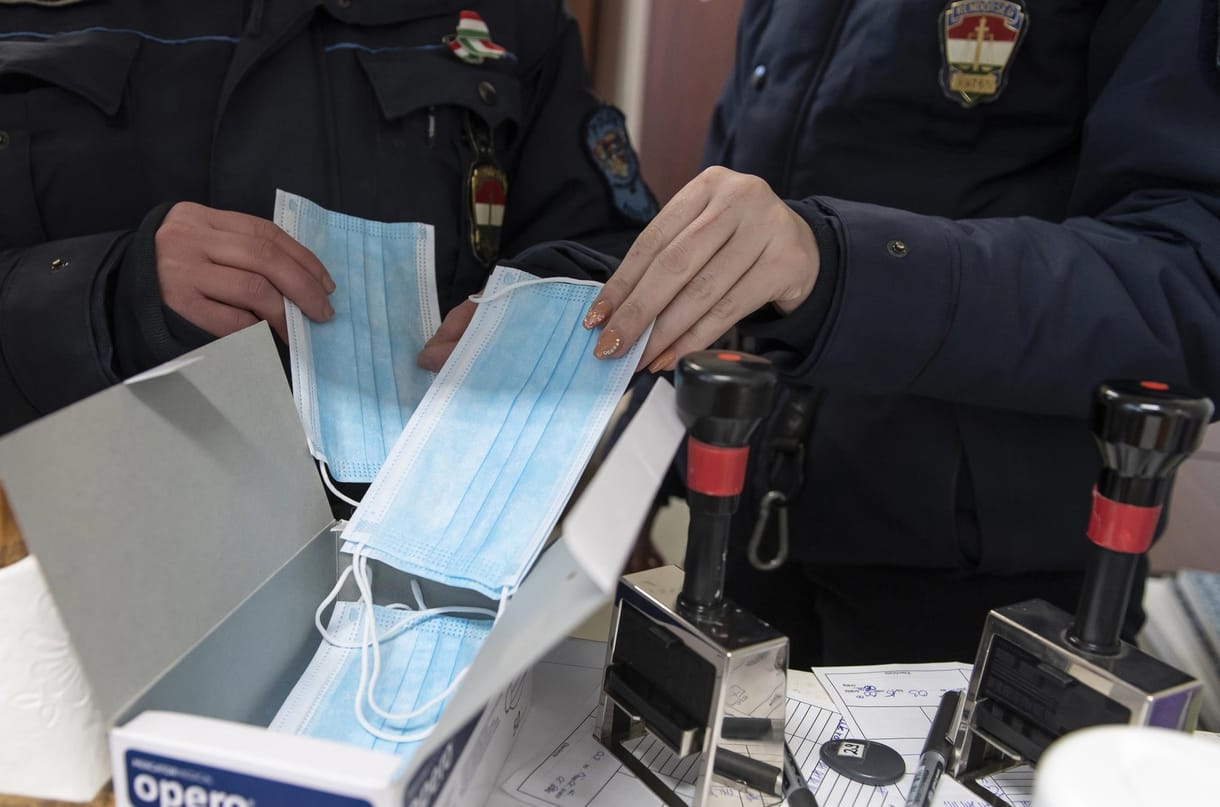 NAV: nem foglaltak le maszkokat