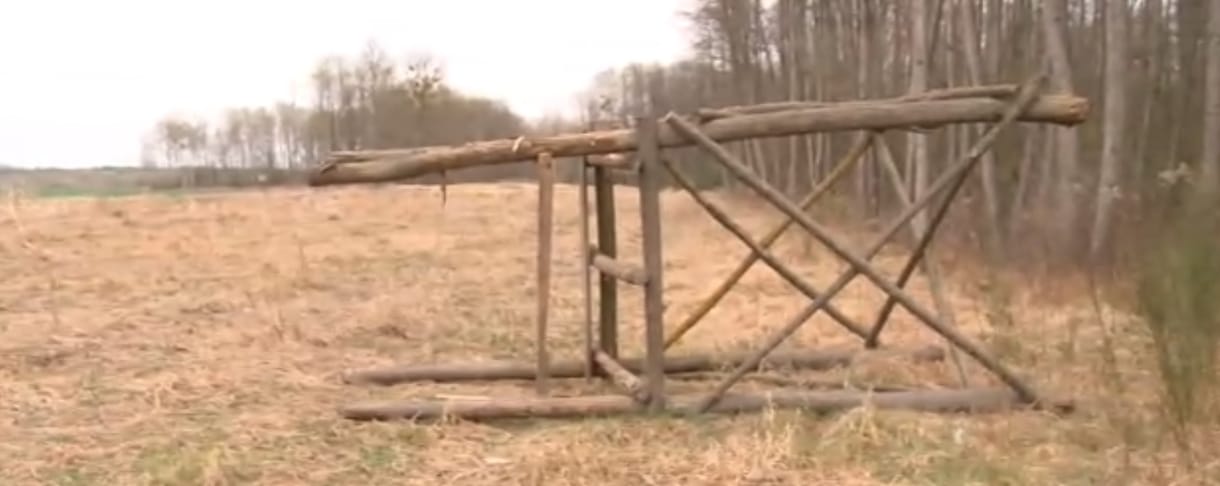 Biciklivel ellopott több magaslest, hogy házat építsen belőlük