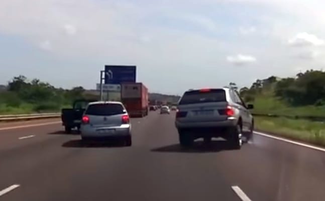 Instant karma: visszanyalt a fagyi az agresszív sofőrnél – videó