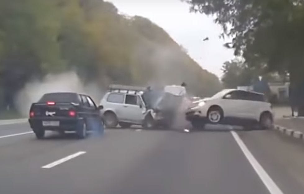 4 és fél percnyi ijesztő baleset 2016-ból, amitől ön is fel fog szisszenni - videó