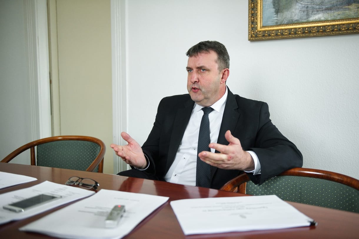 Egy szűk kör milliókat hozó privilégiumait törné le Palkovics bérmaximuma