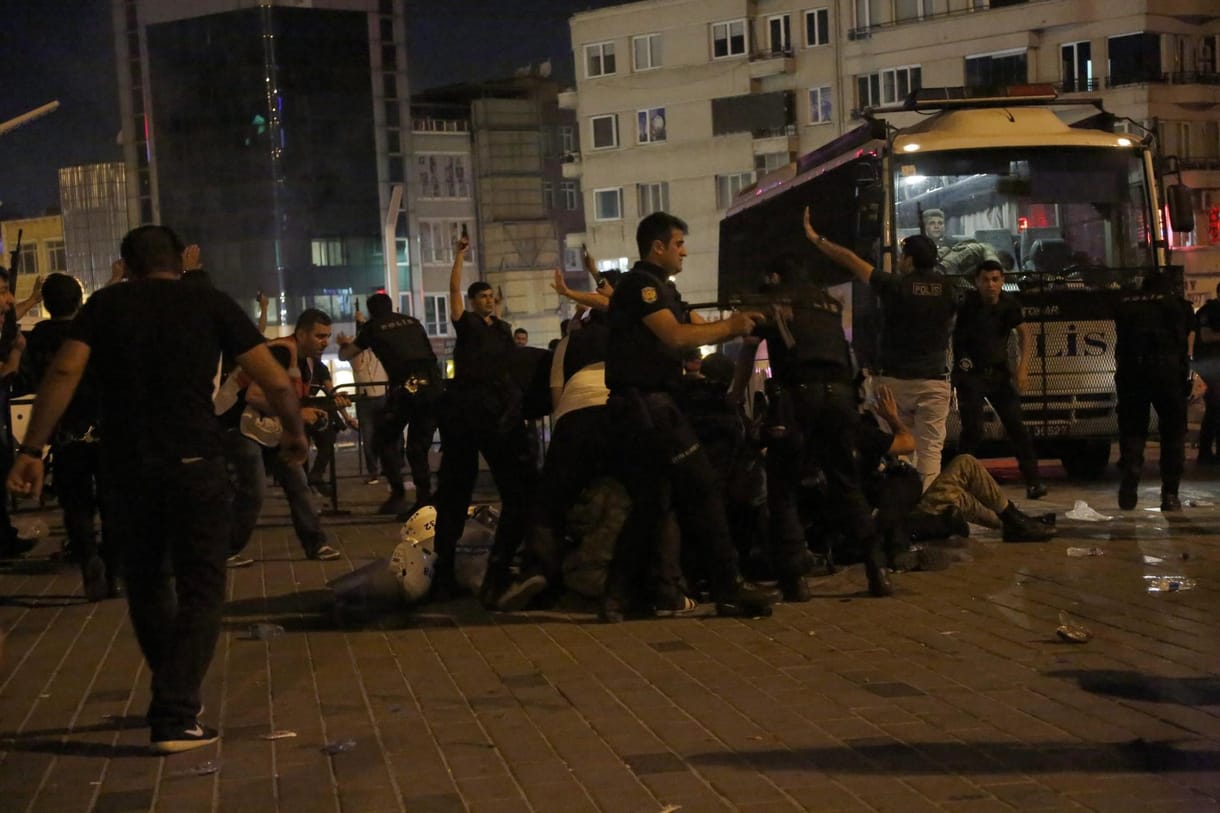 Puccskísérlet után káosz és baljós bizonytalanság Törökországban