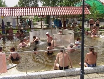 Szakszerűen és biztonságosan üzemeltethetők a hazai fürdők