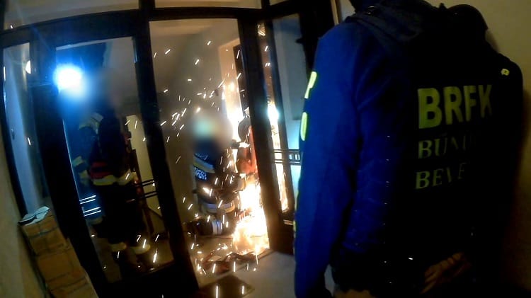 Látványos akcióval jutottak be a díler lakásába a rendőrök - videó
