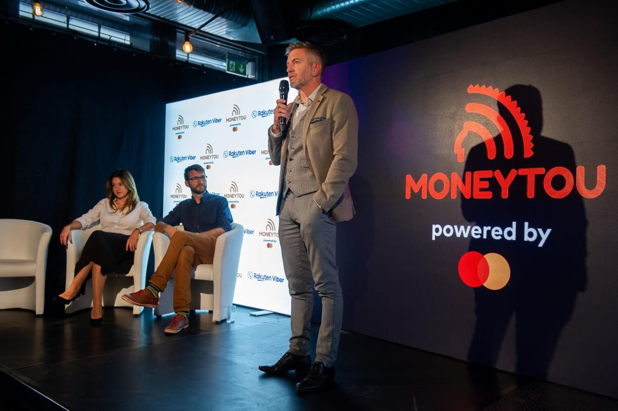 Közpénzből pipálná le a magyar pénzküldő a bankokat és a PayPalt