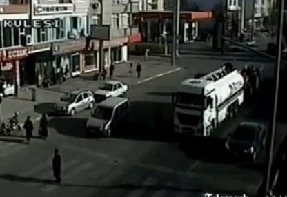 Videó: maga előtt tolta a teherautó, futott az életéért