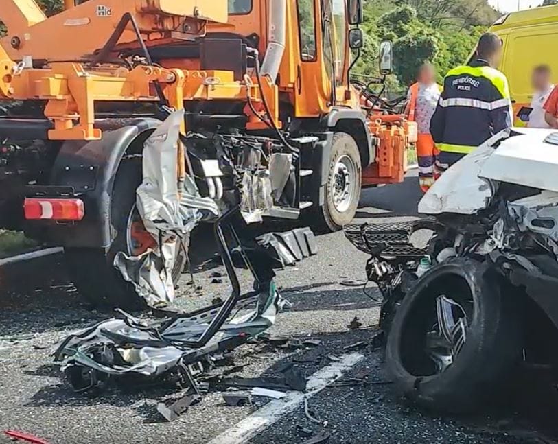 A közutasok kaszálógépének csapódott egy terepjárós az M7-esen – videó