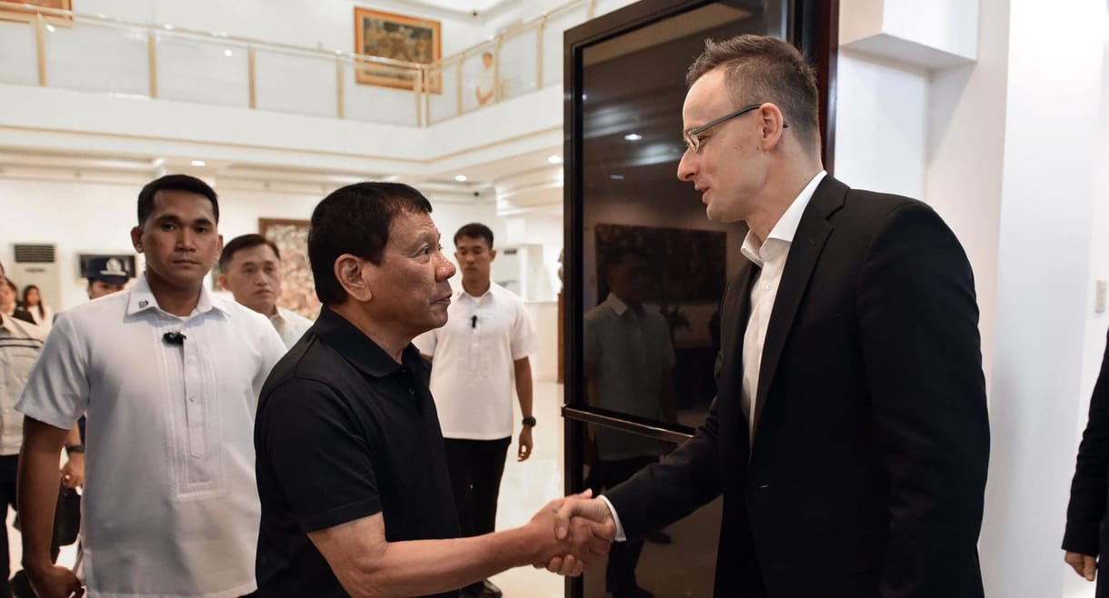 Hatmilliárd forintot adunk öbölkotrásra a véres kezű Duterte országának?