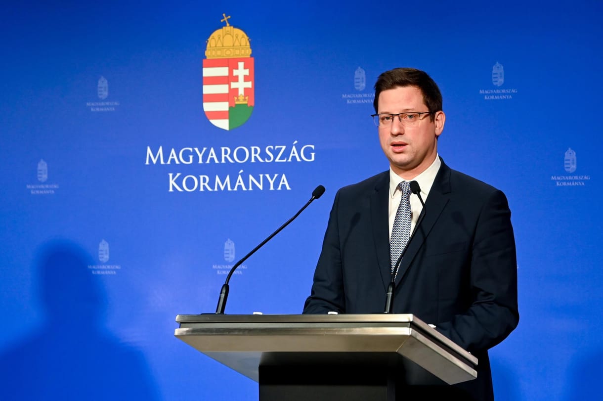 A benzinkáosz miatt este fél tízkor tart kormányinfót Gulyás Gergely és Hernádi Zsolt
