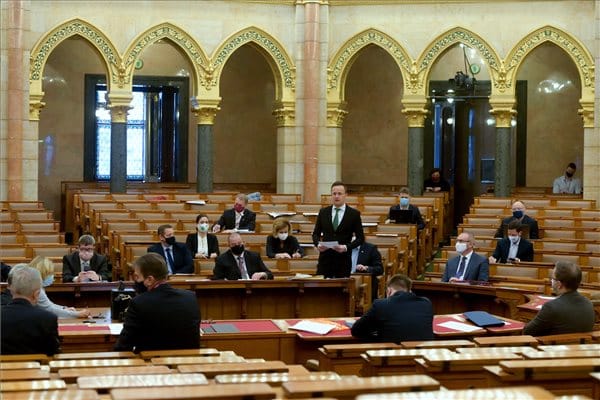 Vakcinákról beszélt Szijjártó a Parlamentben, nem úszta meg a jachtozást sem