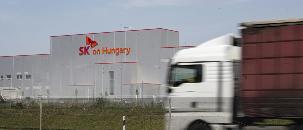 Az EU-val javíttatná ki akkugyáras öngólját az Orbán-kormány