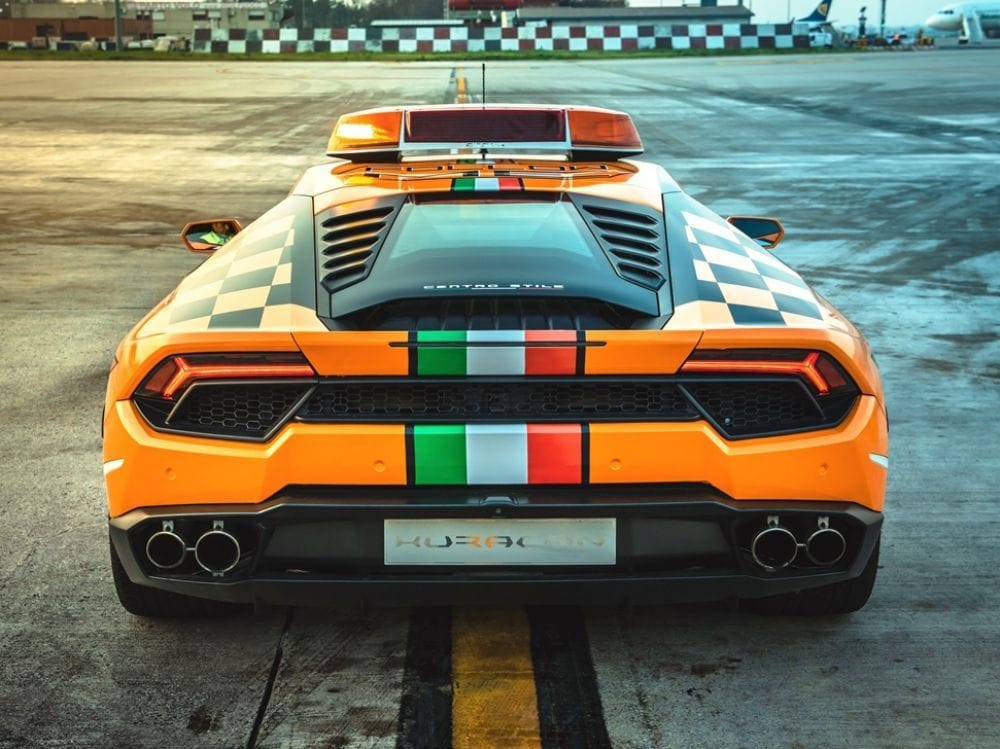 Most egy Lamborghini Huracan kísérgeti a repülőket a bolognai reptéren