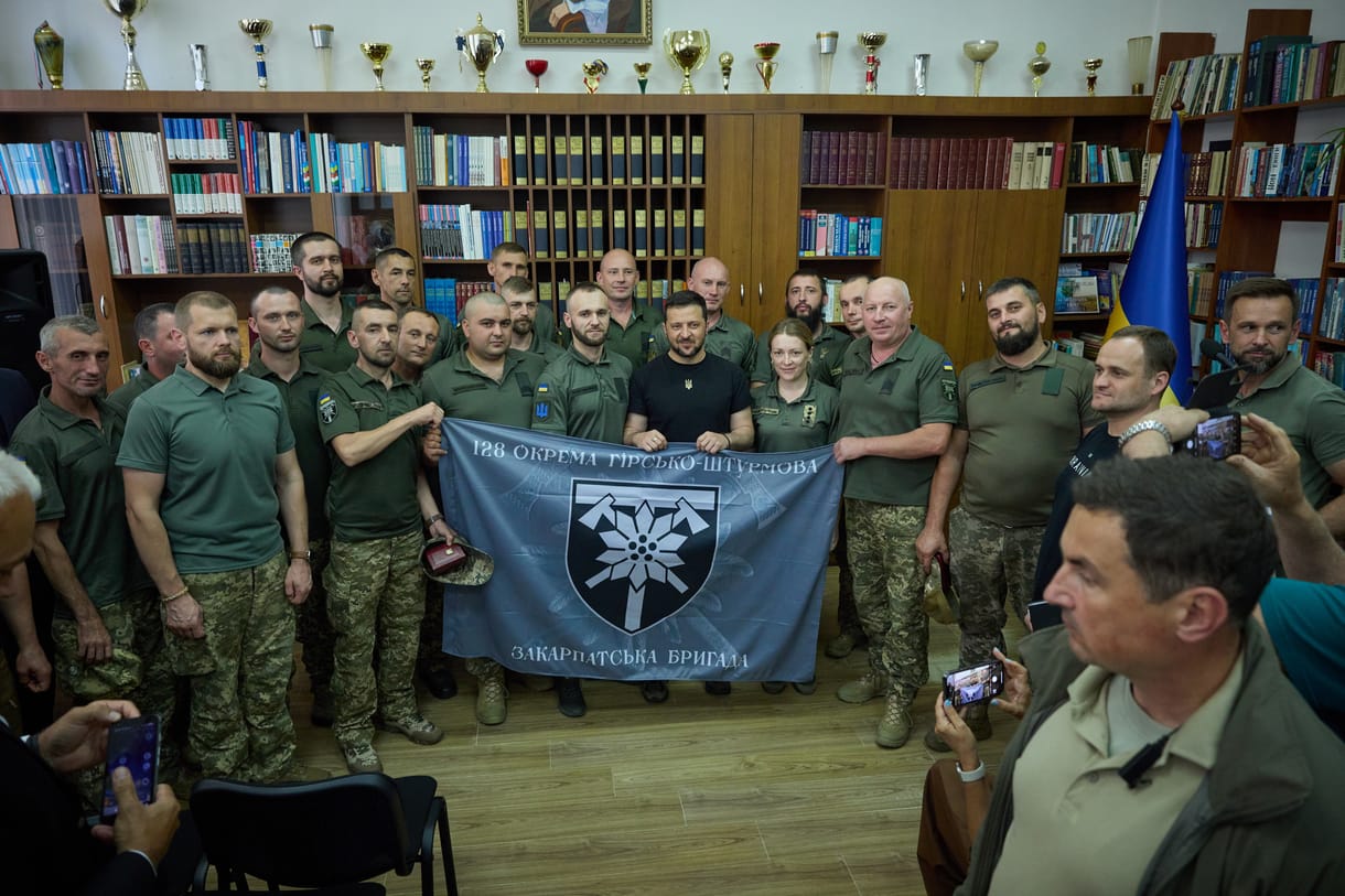 Beregszászon találkozott magyar katonákkal Volodimir Zelenszkij