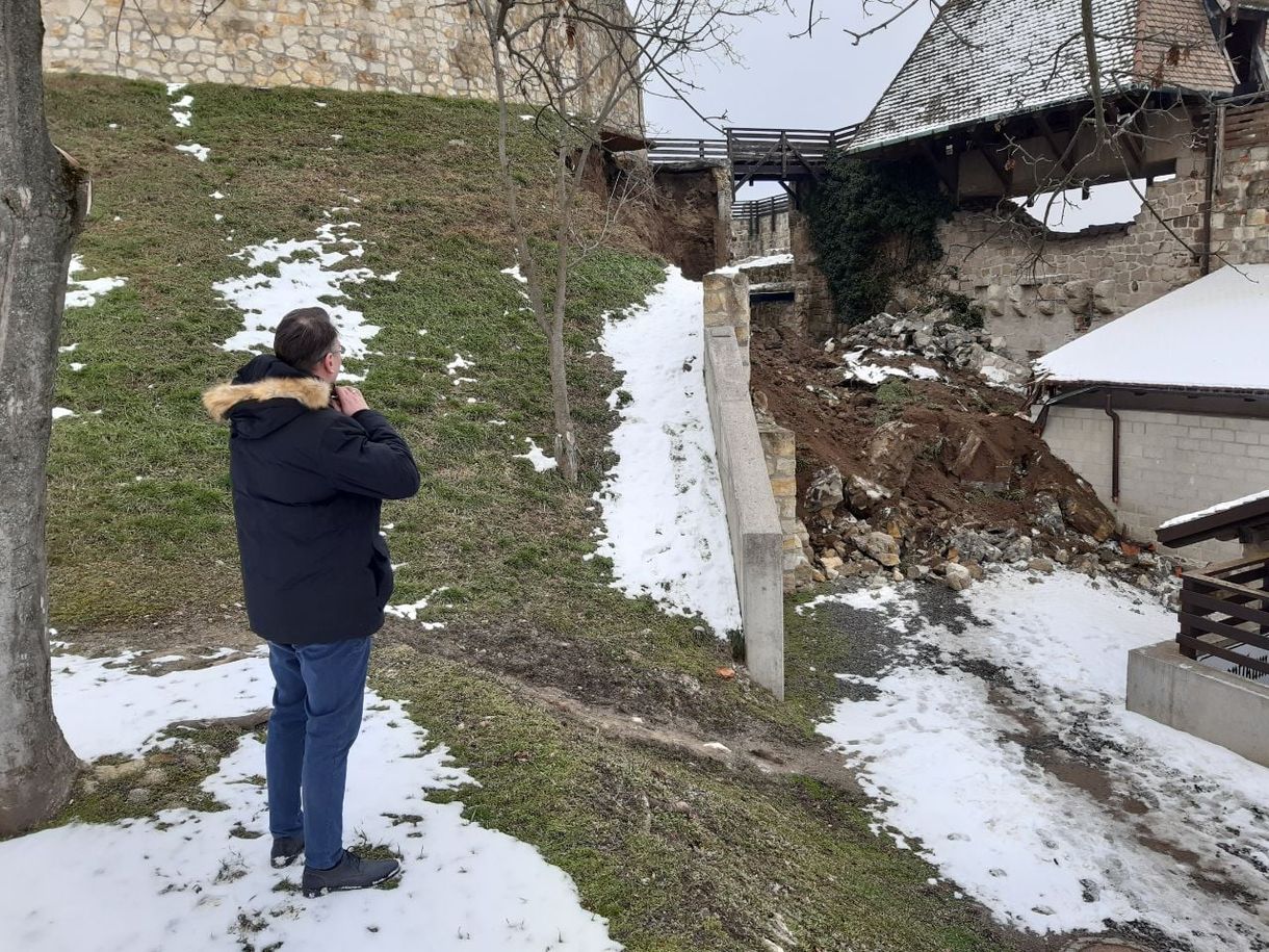 Leomlott az Egri Vár fala