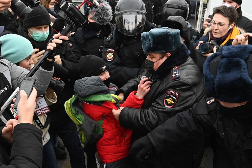 Rendőrök verik szét a Putyin ellen tüntetőket, Navalnij feleségét is elvitte a karhatalom