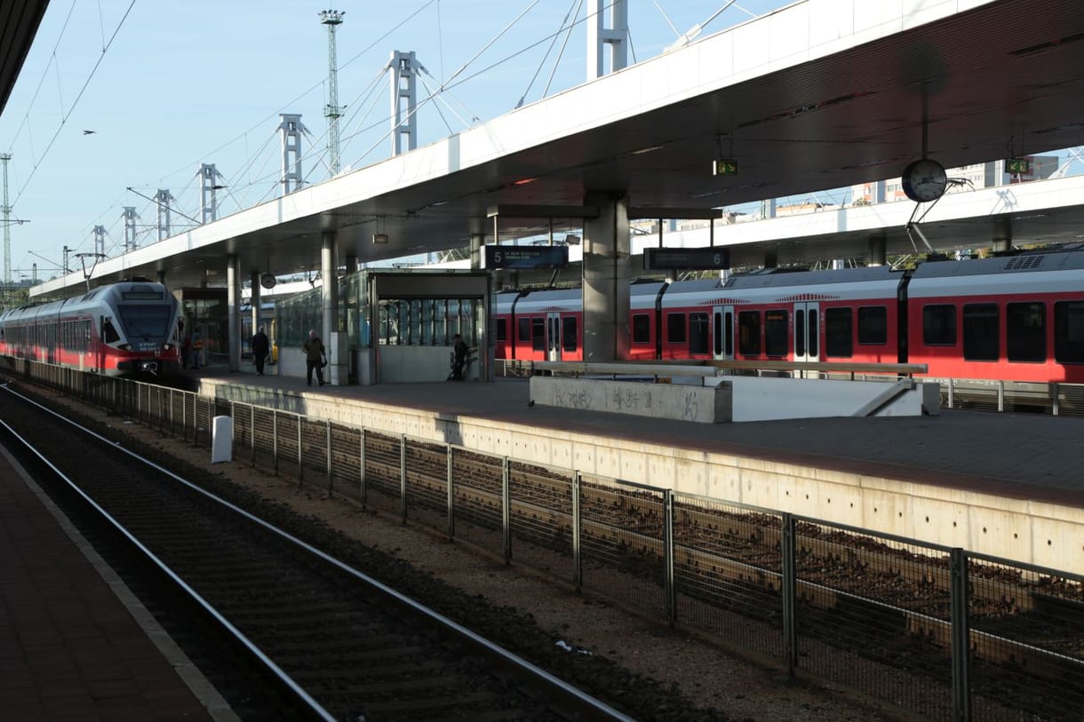Egy hétre megváltozik a menetrend a Budapest–Győr vasútvonalon, felsővezeték-szakadás veszélyének elhárításán dolgozik a MÁV